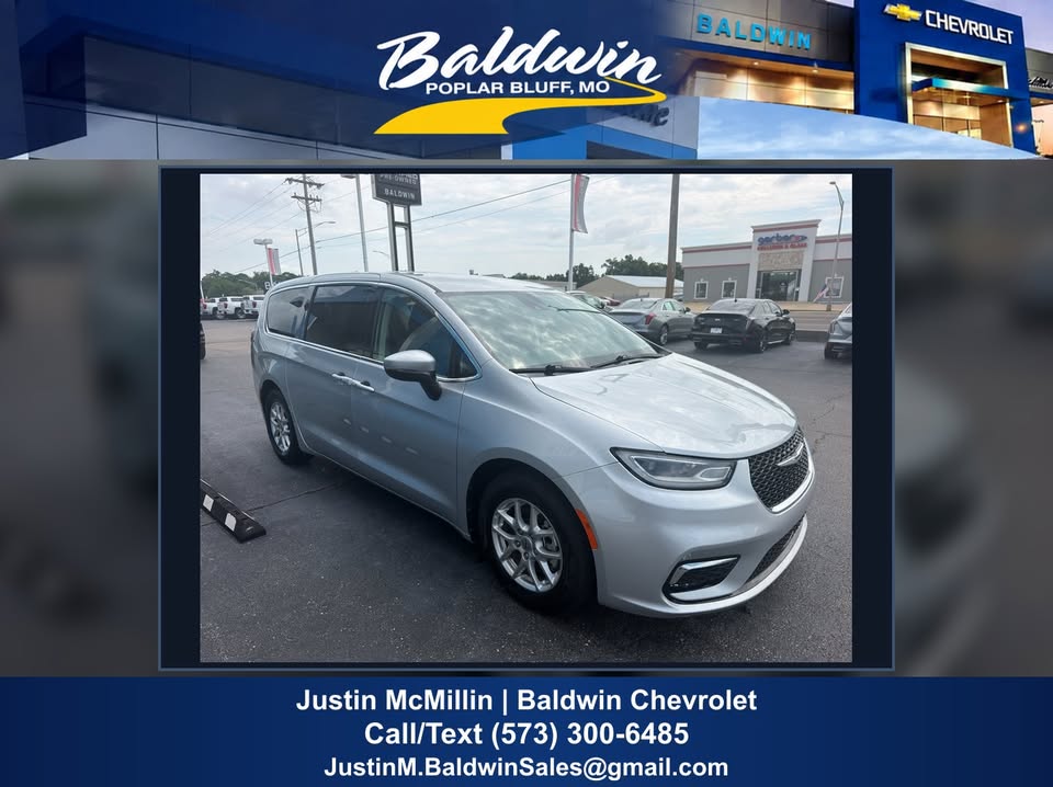 2023 Chrysler Pacifica Touring L — full vehicle photo